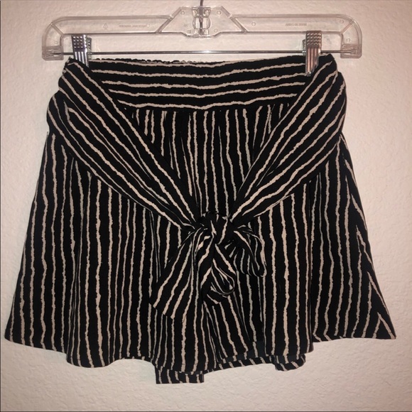 UO Silence + Noise Striped Shorts - Picture 2 of 5